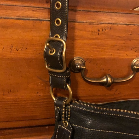Coach Leather handbag w/adjustable strap - Picture 5 of 6